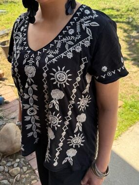 Johnny Was Black Short-Sleeve Tee with Cream Floral Embroidery XL